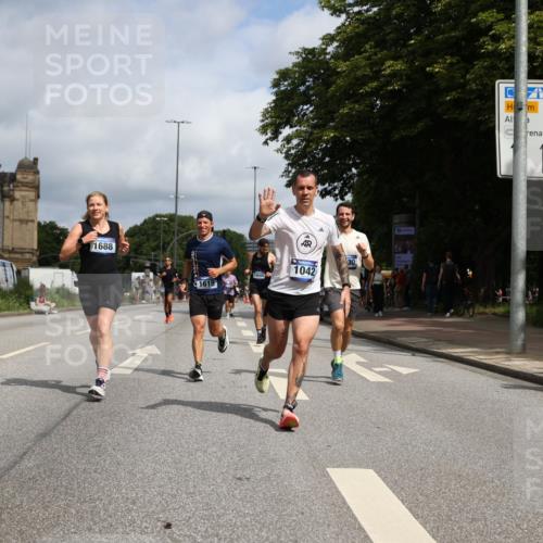 29.06.2025 - hella hamburg halbmarathon Yannick Fuchs http://msf.ph/oto/8219283 29.06.2025 10:33:00 20KM 1042, 1615, 1688, 1710, 2262, 2296, 2745, 2849, 3014, 3530, 4148, 5091, 5248, 6095, 7110, 7229, 8002, 8091, 11049, 11379, 12915, 13755, 14688, 14992, 16075, 17154, 17623, 17722, 18276, 18529, 18584, 18761 meine-sportfotos.de