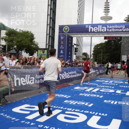 29.06.2025 - hella hamburg halbmarathon Michael Strokosch http://msf.ph/oto/8219306 29.06.2025 10:48:51 Ziel 1094, 1884, 1892, 2442, 9482, 11519, 12533, 15309, 15384, 16653, 17007 meine-sportfotos.de
