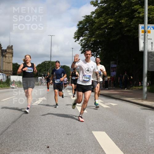 29.06.2025 - hella hamburg halbmarathon Yannick Fuchs http://msf.ph/oto/8219314 29.06.2025 10:33:00 20KM 1042, 1615, 1688, 1710, 2262, 2296, 2745, 2849, 3014, 3530, 4148, 5091, 5248, 6095, 7110, 7229, 8002, 8091, 11049, 11379, 12915, 13755, 14688, 14992, 16075, 17154, 17623, 17722, 18276, 18529, 18584, 18761 meine-sportfotos.de