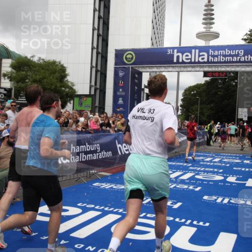 29.06.2025 - hella hamburg halbmarathon Michael Strokosch http://msf.ph/oto/8219329 29.06.2025 10:48:51 Ziel 1094, 1884, 1892, 2442, 9482, 11519, 12533, 15309, 15384, 16653, 17007 meine-sportfotos.de