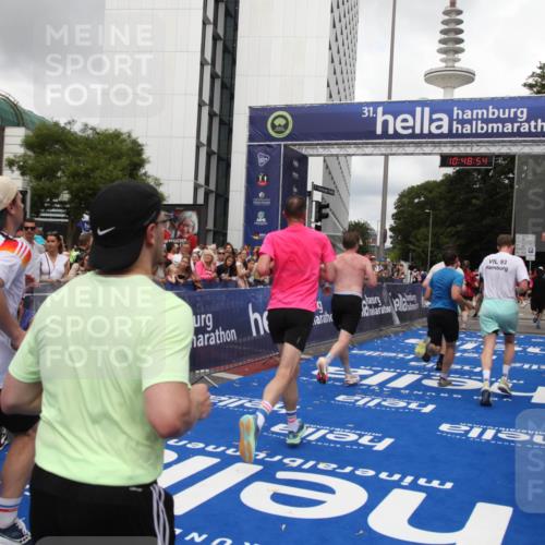29.06.2025 - hella hamburg halbmarathon Michael Strokosch http://msf.ph/oto/8219337 29.06.2025 10:48:52 Ziel 1094, 1884, 1892, 2442, 9482, 11519, 12421, 12533, 15309, 16653, 17007 meine-sportfotos.de