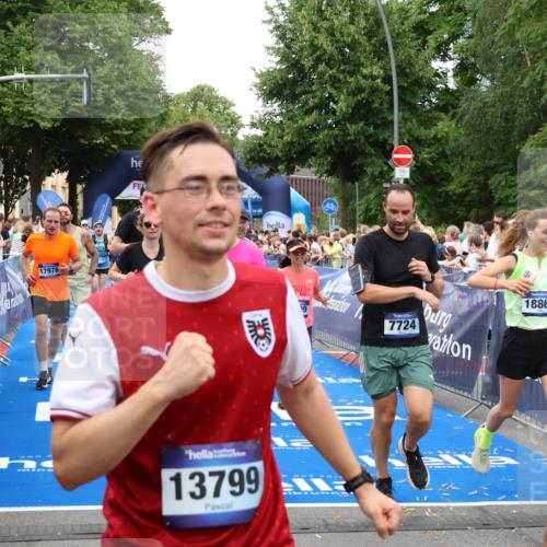 29.06.2025 - hella hamburg halbmarathon Zöllner http://msf.ph/oto/8219339 29.06.2025 10:52:05 Ziel 4033, 5336, 6390, 7130, 7409, 7724, 7732, 8413, 8977, 10057, 15356, 15506, 15829, 16179, 16666, 17978, 18869 meine-sportfotos.de