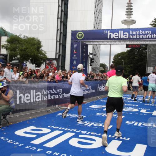 29.06.2025 - hella hamburg halbmarathon Michael Strokosch http://msf.ph/oto/8219354 29.06.2025 10:48:53 Ziel 1094, 1884, 1892, 2442, 9482, 11519, 12421, 12533, 13009, 15309, 16653, 17007, 18873 meine-sportfotos.de