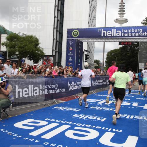 29.06.2025 - hella hamburg halbmarathon Michael Strokosch http://msf.ph/oto/8219365 29.06.2025 10:48:54 Ziel 1094, 1884, 1892, 9482, 9661, 11519, 12421, 12533, 13009, 13976, 15309, 16653, 17007, 18873 meine-sportfotos.de