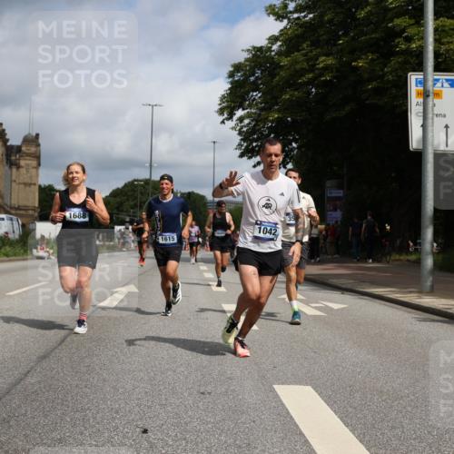 29.06.2025 - hella hamburg halbmarathon Yannick Fuchs http://msf.ph/oto/8219375 29.06.2025 10:33:00 20KM 1042, 1615, 1688, 1710, 2262, 2296, 2745, 2849, 3014, 3530, 4148, 5091, 5248, 6095, 7110, 7229, 8002, 8091, 11049, 11379, 12915, 13755, 14688, 14992, 16075, 17154, 17623, 17722, 18276, 18529, 18584, 18761 meine-sportfotos.de