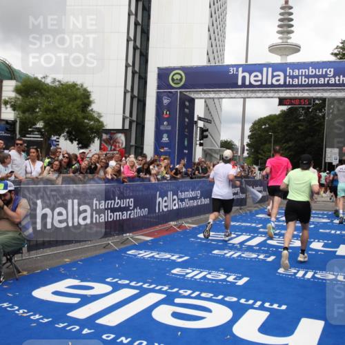 29.06.2025 - hella hamburg halbmarathon Michael Strokosch http://msf.ph/oto/8219380 29.06.2025 10:48:54 Ziel 1094, 1884, 1892, 9482, 9661, 11519, 12421, 12533, 13009, 13976, 15309, 16653, 17007, 18873 meine-sportfotos.de