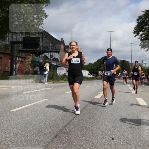 29.06.2025 - hella hamburg halbmarathon Yannick Fuchs http://msf.ph/oto/8219401 29.06.2025 10:33:00 20KM 1042, 1615, 1688, 1710, 2262, 2296, 2745, 2849, 3014, 3530, 4148, 5091, 5248, 6095, 7110, 7229, 8002, 8091, 11049, 11379, 12915, 13755, 14688, 14992, 16075, 17154, 17623, 17722, 18276, 18529, 18584, 18761 meine-sportfotos.de
