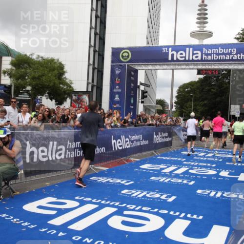 29.06.2025 - hella hamburg halbmarathon Michael Strokosch http://msf.ph/oto/8219449 29.06.2025 10:48:55 Ziel 1884, 1892, 7067, 9482, 9661, 11519, 12421, 12533, 13009, 13976, 15309, 16653, 17007, 18873 meine-sportfotos.de