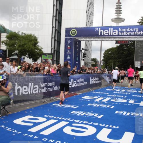 29.06.2025 - hella hamburg halbmarathon Michael Strokosch http://msf.ph/oto/8219453 29.06.2025 10:48:55 Ziel 1884, 1892, 7067, 9482, 9661, 11519, 12421, 12533, 13009, 13976, 15309, 16653, 17007, 18873 meine-sportfotos.de