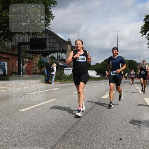 29.06.2025 - hella hamburg halbmarathon Yannick Fuchs http://msf.ph/oto/8219458 29.06.2025 10:33:01 20KM 1042, 1615, 1688, 1710, 2262, 2296, 2745, 2849, 3014, 3431, 3530, 4148, 5091, 5248, 6095, 6684, 7110, 7229, 8002, 8091, 11049, 11379, 12915, 13755, 14688, 14992, 16075, 17154, 17623, 17722, 18529, 18584, 18761 meine-sportfotos.de