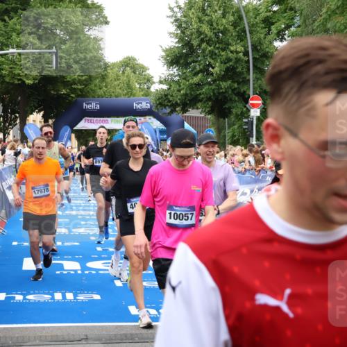 29.06.2025 - hella hamburg halbmarathon Zöllner http://msf.ph/oto/8219467 29.06.2025 10:52:06 Ziel 2595, 4033, 5336, 5378, 6390, 7130, 7409, 7724, 7732, 8413, 8977, 10057, 12580, 15356, 15506, 15829, 16179, 16666, 17978, 18869 meine-sportfotos.de