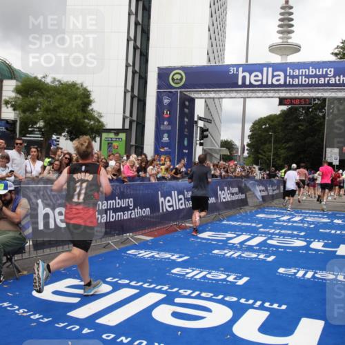 29.06.2025 - hella hamburg halbmarathon Michael Strokosch http://msf.ph/oto/8219470 29.06.2025 10:48:56 Ziel 1884, 1892, 7067, 9482, 9661, 11519, 12421, 13009, 13976, 15309, 16653, 17007, 18873 meine-sportfotos.de