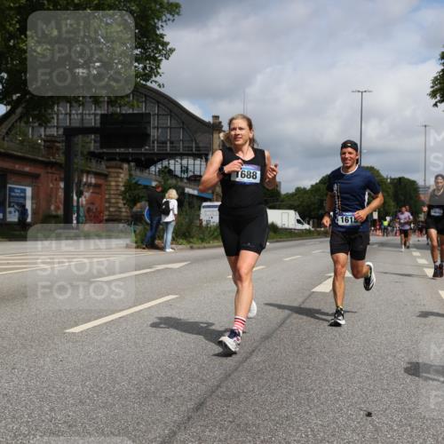 29.06.2025 - hella hamburg halbmarathon Yannick Fuchs http://msf.ph/oto/8219478 29.06.2025 10:33:01 20KM 1042, 1615, 1688, 1710, 2262, 2296, 2745, 2849, 3014, 3431, 3530, 4148, 5091, 5248, 6095, 6684, 7110, 7229, 8002, 8091, 11049, 11379, 12915, 13755, 14688, 14992, 16075, 17154, 17623, 17722, 18529, 18584, 18761 meine-sportfotos.de