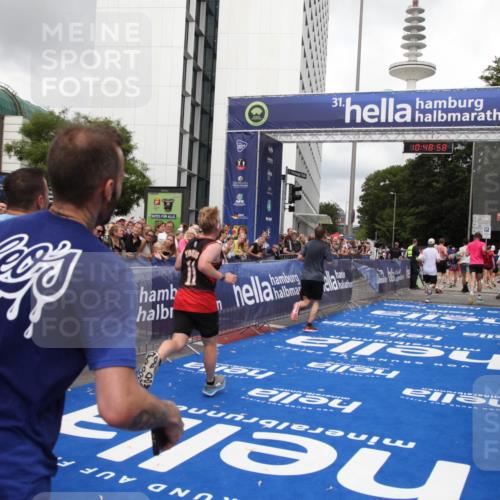 29.06.2025 - hella hamburg halbmarathon Michael Strokosch http://msf.ph/oto/8219517 29.06.2025 10:48:56 Ziel 1884, 1892, 7067, 9482, 9661, 11519, 12421, 13009, 13976, 15309, 16653, 17007, 18873 meine-sportfotos.de