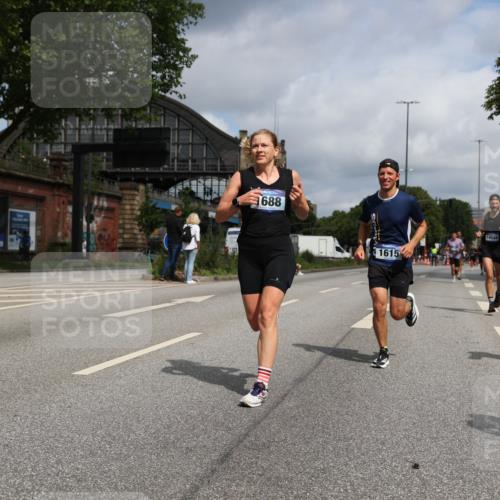 29.06.2025 - hella hamburg halbmarathon Yannick Fuchs http://msf.ph/oto/8219527 29.06.2025 10:33:01 20KM 1042, 1615, 1688, 1710, 2262, 2296, 2745, 2849, 3014, 3431, 3530, 4148, 5091, 5248, 6095, 6684, 7110, 7229, 8002, 8091, 11049, 11379, 12915, 13755, 14688, 14992, 16075, 17154, 17623, 17722, 18529, 18584, 18761 meine-sportfotos.de