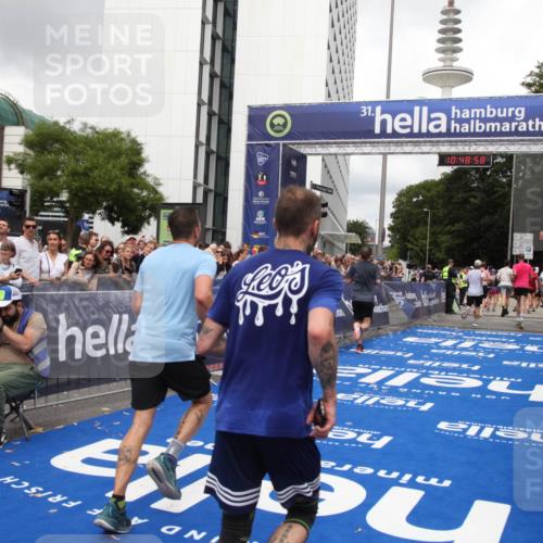 29.06.2025 - hella hamburg halbmarathon Michael Strokosch http://msf.ph/oto/8219575 29.06.2025 10:48:57 Ziel 1892, 3213, 7067, 9661, 12421, 12534, 13009, 13976, 15309, 16653, 17007, 18873 meine-sportfotos.de