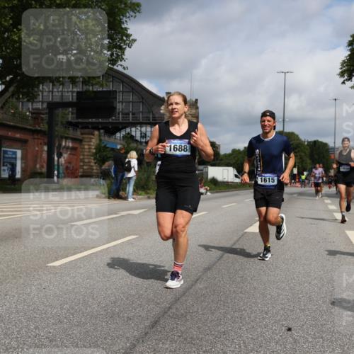 29.06.2025 - hella hamburg halbmarathon Yannick Fuchs http://msf.ph/oto/8219601 29.06.2025 10:33:01 20KM 1042, 1615, 1688, 1710, 2262, 2296, 2745, 2849, 3014, 3431, 3530, 4148, 5091, 5248, 6095, 6684, 7110, 7229, 8002, 8091, 11049, 11379, 12915, 13755, 14688, 14992, 16075, 17154, 17623, 17722, 18529, 18584, 18761 meine-sportfotos.de