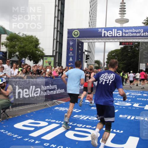 29.06.2025 - hella hamburg halbmarathon Michael Strokosch http://msf.ph/oto/8219645 29.06.2025 10:48:57 Ziel 1892, 3213, 7067, 9661, 12421, 12534, 13009, 13976, 15309, 16653, 17007, 18873 meine-sportfotos.de