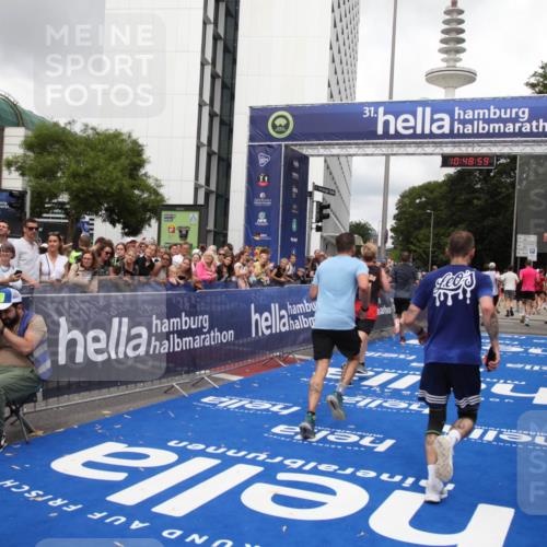 29.06.2025 - hella hamburg halbmarathon Michael Strokosch http://msf.ph/oto/8219659 29.06.2025 10:48:57 Ziel 1892, 3213, 7067, 9661, 12421, 12534, 13009, 13976, 15309, 16653, 17007, 18873 meine-sportfotos.de