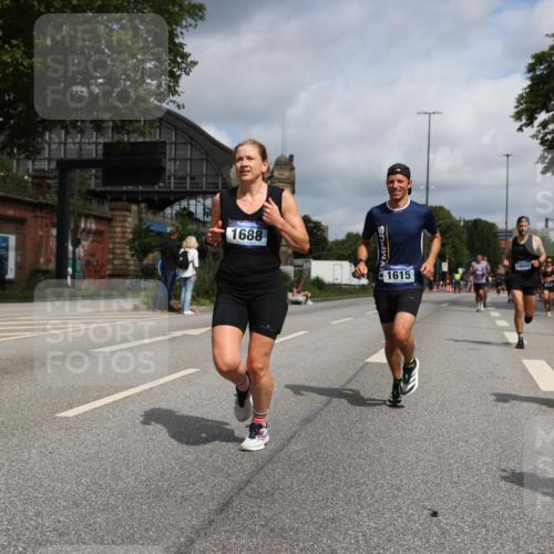29.06.2025 - hella hamburg halbmarathon Yannick Fuchs http://msf.ph/oto/8219660 29.06.2025 10:33:01 20KM 1042, 1615, 1688, 1710, 2262, 2296, 2745, 2849, 3014, 3431, 3530, 4148, 5091, 5248, 6095, 6684, 7110, 7229, 8002, 8091, 11049, 11379, 12915, 13755, 14688, 14992, 16075, 17154, 17623, 17722, 18529, 18584, 18761 meine-sportfotos.de