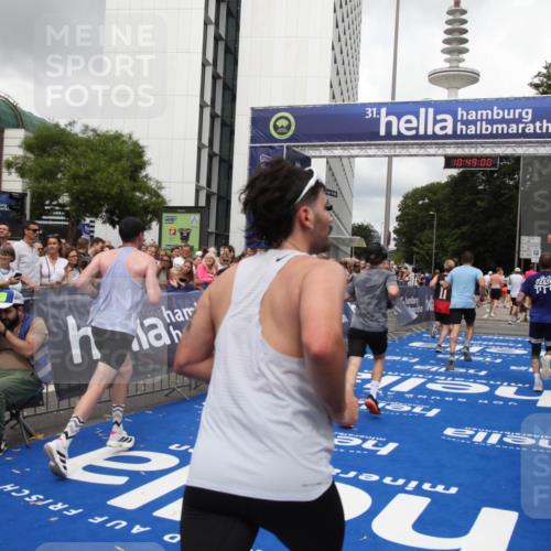 29.06.2025 - hella hamburg halbmarathon Michael Strokosch http://msf.ph/oto/8219664 29.06.2025 10:48:59 Ziel 1381, 1452, 2260, 3213, 3985, 7067, 8889, 9661, 12421, 12534, 13009, 13183, 13976, 15309, 18873 meine-sportfotos.de
