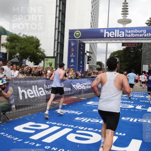 29.06.2025 - hella hamburg halbmarathon Michael Strokosch http://msf.ph/oto/8219674 29.06.2025 10:48:59 Ziel 1381, 1452, 2260, 3213, 3985, 7067, 8889, 9661, 12421, 12534, 13009, 13183, 13976, 15309, 18873 meine-sportfotos.de