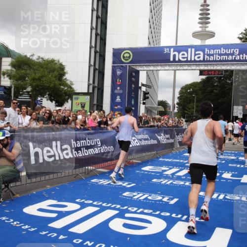29.06.2025 - hella hamburg halbmarathon Michael Strokosch http://msf.ph/oto/8219685 29.06.2025 10:48:59 Ziel 1381, 1452, 2260, 3213, 3985, 7067, 8889, 9661, 12421, 12534, 13009, 13183, 13976, 15309, 18873 meine-sportfotos.de