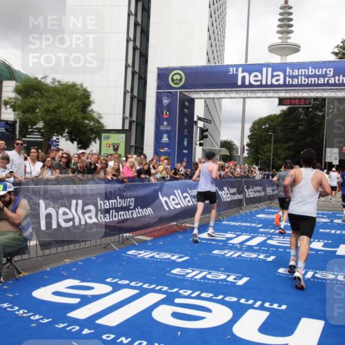 29.06.2025 - hella hamburg halbmarathon Michael Strokosch http://msf.ph/oto/8219700 29.06.2025 10:49:00 Ziel 1381, 1452, 2260, 3213, 3985, 7067, 8889, 9661, 9695, 12421, 12534, 13009, 13183, 13688, 13976, 18873 meine-sportfotos.de