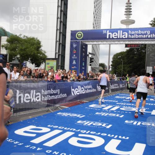 29.06.2025 - hella hamburg halbmarathon Michael Strokosch http://msf.ph/oto/8219712 29.06.2025 10:49:00 Ziel 1381, 1452, 2260, 3213, 3985, 7067, 8889, 9661, 9695, 12421, 12534, 13009, 13183, 13688, 13976, 18873 meine-sportfotos.de