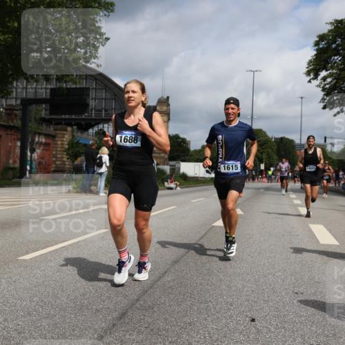 29.06.2025 - hella hamburg halbmarathon Yannick Fuchs http://msf.ph/oto/8219716 29.06.2025 10:33:01 20KM 1042, 1615, 1688, 1710, 2262, 2296, 2745, 2849, 3014, 3431, 3530, 4148, 5091, 5248, 6095, 6684, 7110, 7229, 8002, 8091, 11049, 11379, 12915, 13755, 14688, 14992, 16075, 17154, 17623, 17722, 18529, 18584, 18761 meine-sportfotos.de