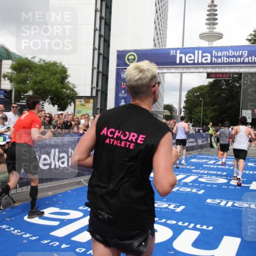 29.06.2025 - hella hamburg halbmarathon Michael Strokosch http://msf.ph/oto/8219726 29.06.2025 10:49:01 Ziel 1381, 1452, 2260, 3213, 3985, 7067, 8821, 8889, 9661, 9695, 12421, 12534, 13009, 13183, 13688, 13976, 18873 meine-sportfotos.de
