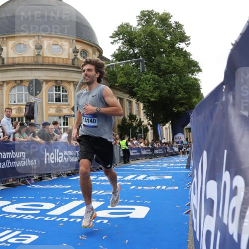 29.06.2025 - hella hamburg halbmarathon Strokosch-Dieckow http://msf.ph/oto/8219744 29.06.2025 10:28:25 Ziel 3075, 5328, 12529, 14140, 16711, 17374 meine-sportfotos.de