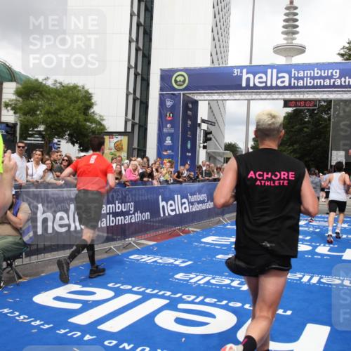 29.06.2025 - hella hamburg halbmarathon Michael Strokosch http://msf.ph/oto/8219775 29.06.2025 10:49:01 Ziel 1381, 1452, 2260, 3213, 3985, 7067, 8821, 8889, 9661, 9695, 12421, 12534, 13009, 13183, 13688, 13976, 18873 meine-sportfotos.de