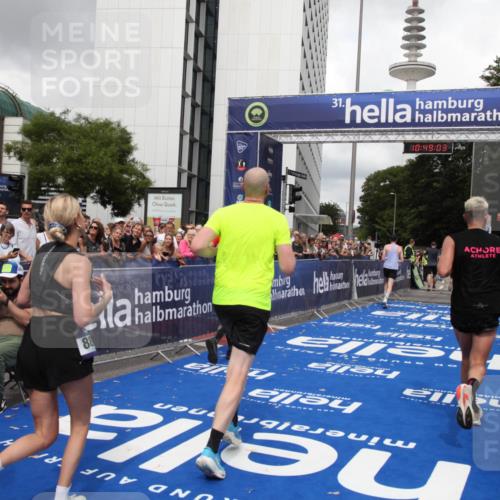 29.06.2025 - hella hamburg halbmarathon Michael Strokosch http://msf.ph/oto/8219825 29.06.2025 10:49:02 Ziel 1381, 1452, 2260, 3213, 3985, 7067, 7297, 8821, 8889, 9661, 9695, 12534, 13009, 13183, 13688, 13976, 18873 meine-sportfotos.de