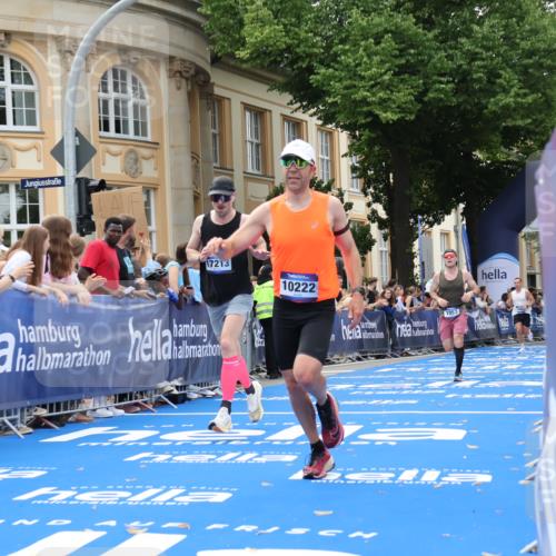 29.06.2025 - hella hamburg halbmarathon Strokosch-Dieckow http://msf.ph/oto/8219829 29.06.2025 10:28:40 Ziel 1953, 2604, 3968, 6090, 10222, 10486, 15655, 17213, 17428, 18763 meine-sportfotos.de