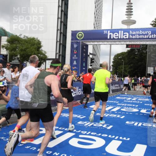 29.06.2025 - hella hamburg halbmarathon Michael Strokosch http://msf.ph/oto/8219832 29.06.2025 10:49:02 Ziel 1381, 1452, 2260, 3213, 3985, 7067, 7297, 8821, 8889, 9661, 9695, 12534, 13009, 13183, 13688, 13976, 18873 meine-sportfotos.de