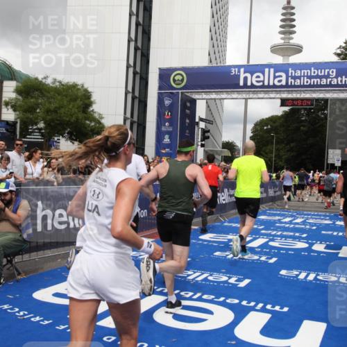 29.06.2025 - hella hamburg halbmarathon Michael Strokosch http://msf.ph/oto/8219845 29.06.2025 10:49:02 Ziel 1381, 1452, 2260, 3213, 3985, 7067, 7297, 8821, 8889, 9661, 9695, 12534, 13009, 13183, 13688, 13976, 18873 meine-sportfotos.de
