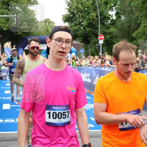 29.06.2025 - hella hamburg halbmarathon Zöllner http://msf.ph/oto/8219853 29.06.2025 10:52:09 Ziel 1482, 2397, 2595, 5093, 5336, 5378, 7732, 12580, 13726, 14248, 15356, 15506, 15829, 16179, 16666, 17033, 18801 meine-sportfotos.de