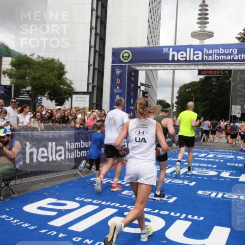 29.06.2025 - hella hamburg halbmarathon Michael Strokosch http://msf.ph/oto/8219859 29.06.2025 10:49:03 Ziel 1381, 1452, 2260, 3213, 3985, 7067, 7297, 8302, 8821, 8889, 9661, 9695, 12534, 13183, 13688, 13976, 17632 meine-sportfotos.de