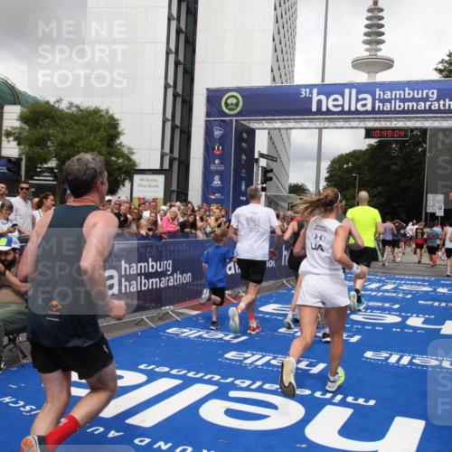 29.06.2025 - hella hamburg halbmarathon Michael Strokosch http://msf.ph/oto/8219867 29.06.2025 10:49:03 Ziel 1381, 1452, 2260, 3213, 3985, 7067, 7297, 8302, 8821, 8889, 9661, 9695, 12534, 13183, 13688, 13976, 17632 meine-sportfotos.de