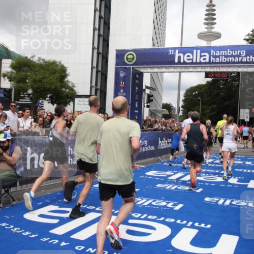 29.06.2025 - hella hamburg halbmarathon Michael Strokosch http://msf.ph/oto/8219884 29.06.2025 10:49:04 Ziel 1381, 1452, 2260, 3213, 3985, 7067, 7297, 8302, 8821, 8889, 9695, 12534, 13183, 13614, 13688, 16627, 17632 meine-sportfotos.de