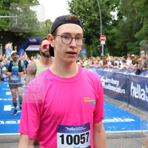 29.06.2025 - hella hamburg halbmarathon Zöllner http://msf.ph/oto/8219885 29.06.2025 10:52:10 Ziel 1482, 2397, 2595, 5093, 5378, 6897, 7732, 9082, 12580, 13726, 14248, 15506, 15829, 16179, 16320, 16666, 17033, 18801 meine-sportfotos.de