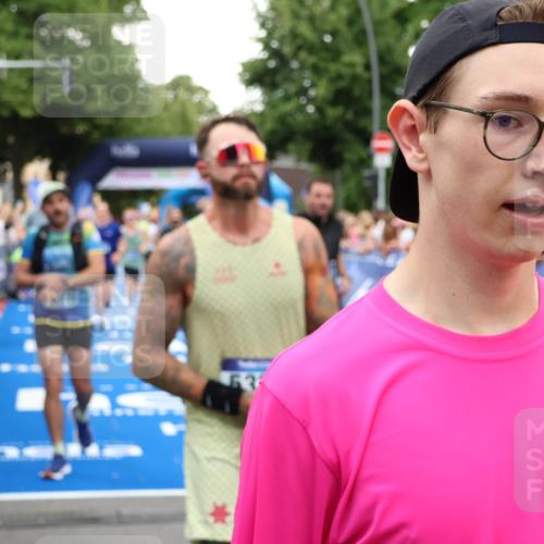 29.06.2025 - hella hamburg halbmarathon Zöllner http://msf.ph/oto/8219951 29.06.2025 10:52:11 Ziel 1482, 2397, 2595, 5032, 5093, 5378, 6897, 7732, 9082, 12135, 12580, 13726, 14248, 14300, 15506, 15829, 16003, 16179, 16320, 16666, 17033, 17130, 18475, 18801 meine-sportfotos.de