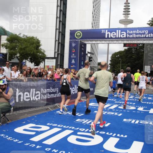 29.06.2025 - hella hamburg halbmarathon Michael Strokosch http://msf.ph/oto/8219955 29.06.2025 10:49:05 Ziel 1381, 1452, 2260, 3213, 3985, 4847, 4890, 7297, 8302, 8821, 8889, 9695, 12534, 13183, 13614, 13688, 16627, 17632 meine-sportfotos.de