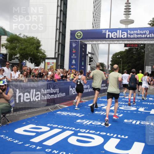 29.06.2025 - hella hamburg halbmarathon Michael Strokosch http://msf.ph/oto/8219963 29.06.2025 10:49:05 Ziel 1381, 1452, 2260, 3213, 3985, 4847, 4890, 7297, 8302, 8821, 8889, 9695, 12534, 13183, 13614, 13688, 16627, 17632 meine-sportfotos.de