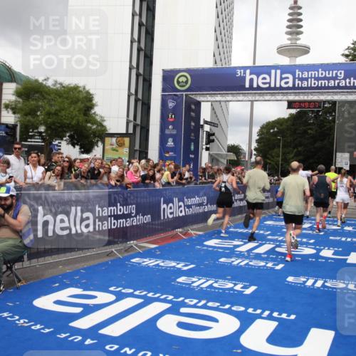 29.06.2025 - hella hamburg halbmarathon Michael Strokosch http://msf.ph/oto/8219978 29.06.2025 10:49:06 Ziel 1381, 1452, 2260, 3213, 3985, 4847, 4890, 7297, 8302, 8821, 8889, 9695, 12534, 13183, 13614, 13688, 16627, 17632 meine-sportfotos.de