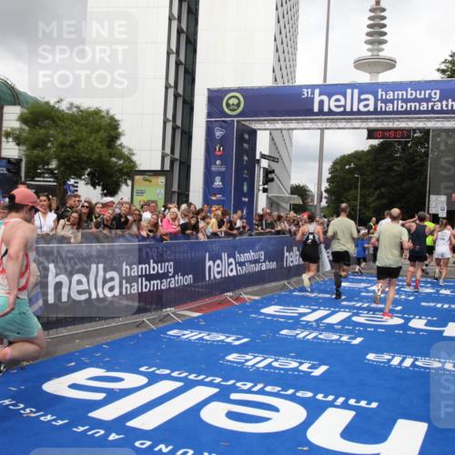 29.06.2025 - hella hamburg halbmarathon Michael Strokosch http://msf.ph/oto/8219986 29.06.2025 10:49:06 Ziel 1381, 1452, 2260, 3213, 3985, 4847, 4890, 7297, 8302, 8821, 8889, 9695, 12534, 13183, 13614, 13688, 16627, 17632 meine-sportfotos.de