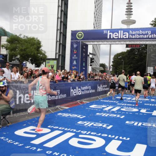 29.06.2025 - hella hamburg halbmarathon Michael Strokosch http://msf.ph/oto/8219993 29.06.2025 10:49:06 Ziel 1381, 1452, 2260, 3213, 3985, 4847, 4890, 7297, 8302, 8821, 8889, 9695, 12534, 13183, 13614, 13688, 16627, 17632 meine-sportfotos.de