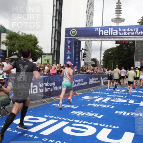 29.06.2025 - hella hamburg halbmarathon Michael Strokosch http://msf.ph/oto/8219998 29.06.2025 10:49:07 Ziel 1381, 1452, 2260, 3985, 4832, 4847, 4890, 7297, 8302, 8821, 8889, 9695, 13183, 13614, 13688, 16627, 17632 meine-sportfotos.de