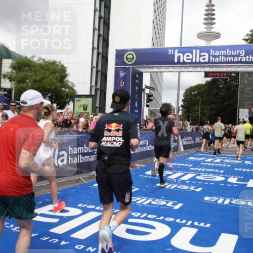 29.06.2025 - hella hamburg halbmarathon Michael Strokosch http://msf.ph/oto/8220006 29.06.2025 10:49:08 Ziel 1381, 1452, 4832, 4847, 4890, 7297, 8302, 8821, 9695, 13614, 13688, 16627, 17173, 17632, 18598 meine-sportfotos.de